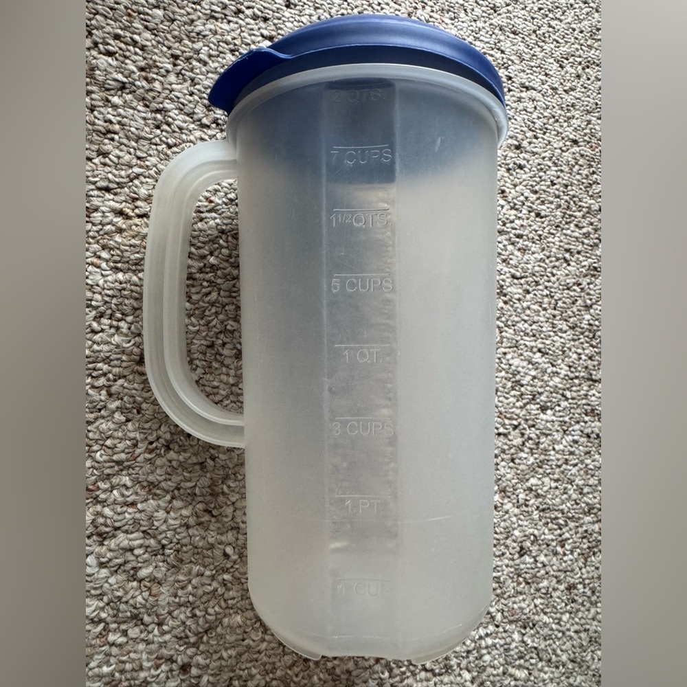 2 Quarts Plastic Pitcher Blue Lid Handle 8 Cups Kitchen Tool Home 1 Liter Clear